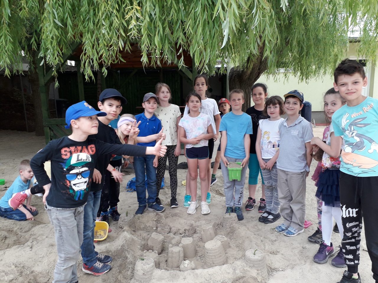 "Nándorfehérvári diadal homokvárból építve."